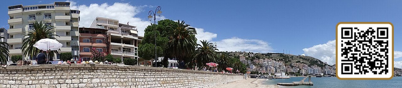 Bregdeti i Sarandës me murin e vjetër dhe plazhin