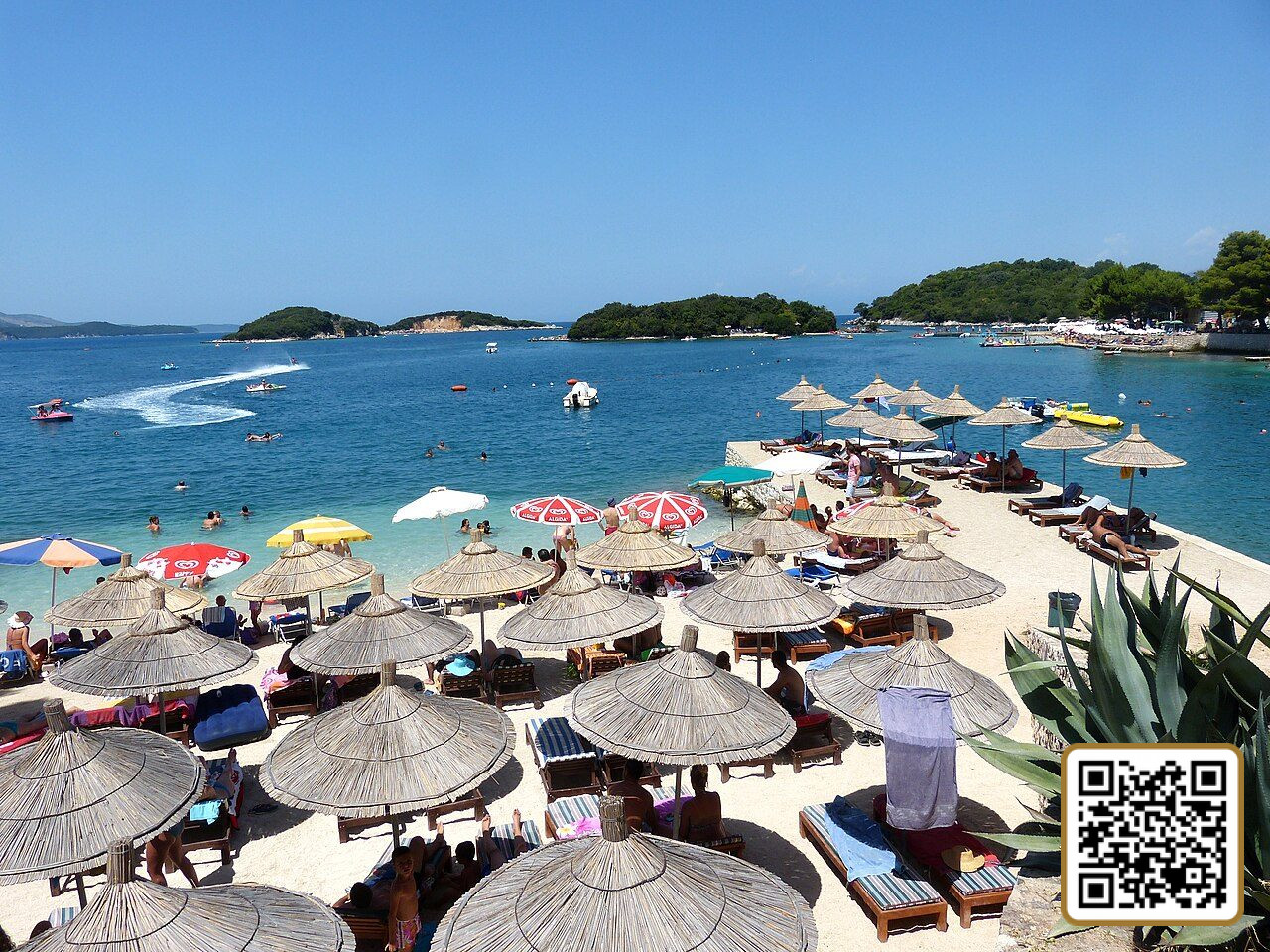 Plazhi i mbushur me çadra i Ksamilit në kulmin e sezonit