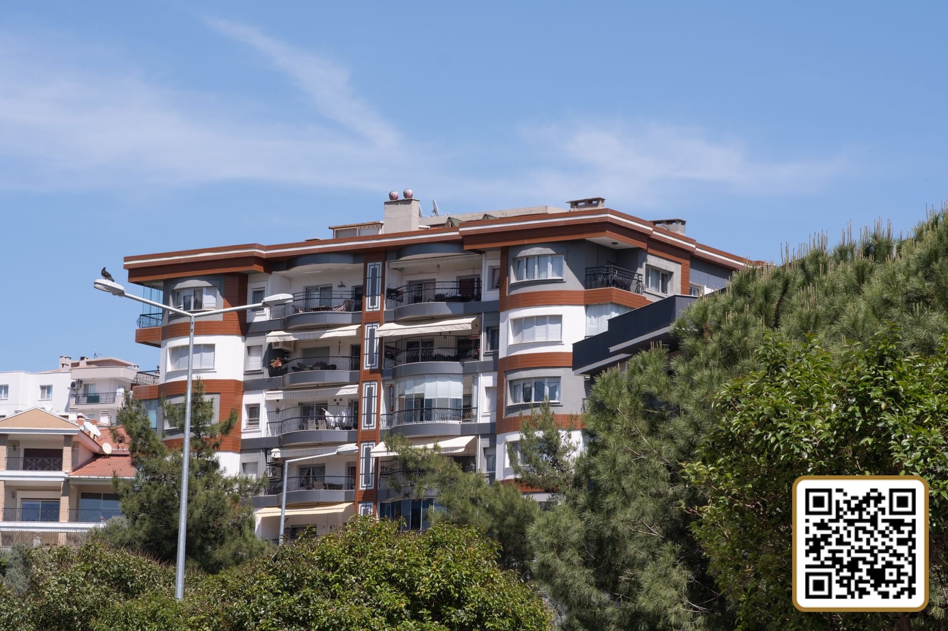 Qiraja në Vlorë: Çfarë të Pyetësh Para se të Bëhesh Fqinji i Detit