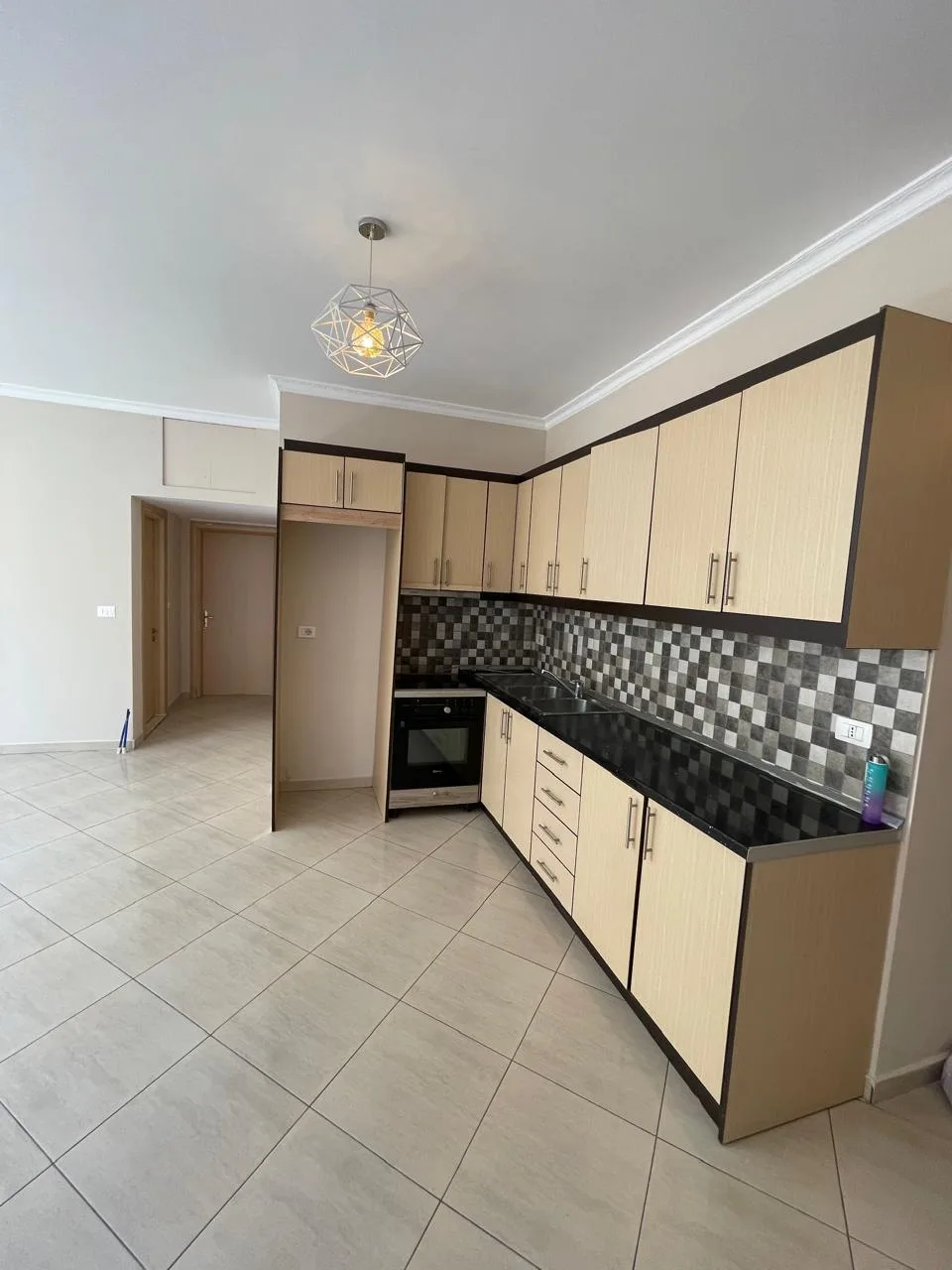 For sale, 2+1+2 apartment with 2 bathrooms, near Loni Papuciu Stadium, Fier.