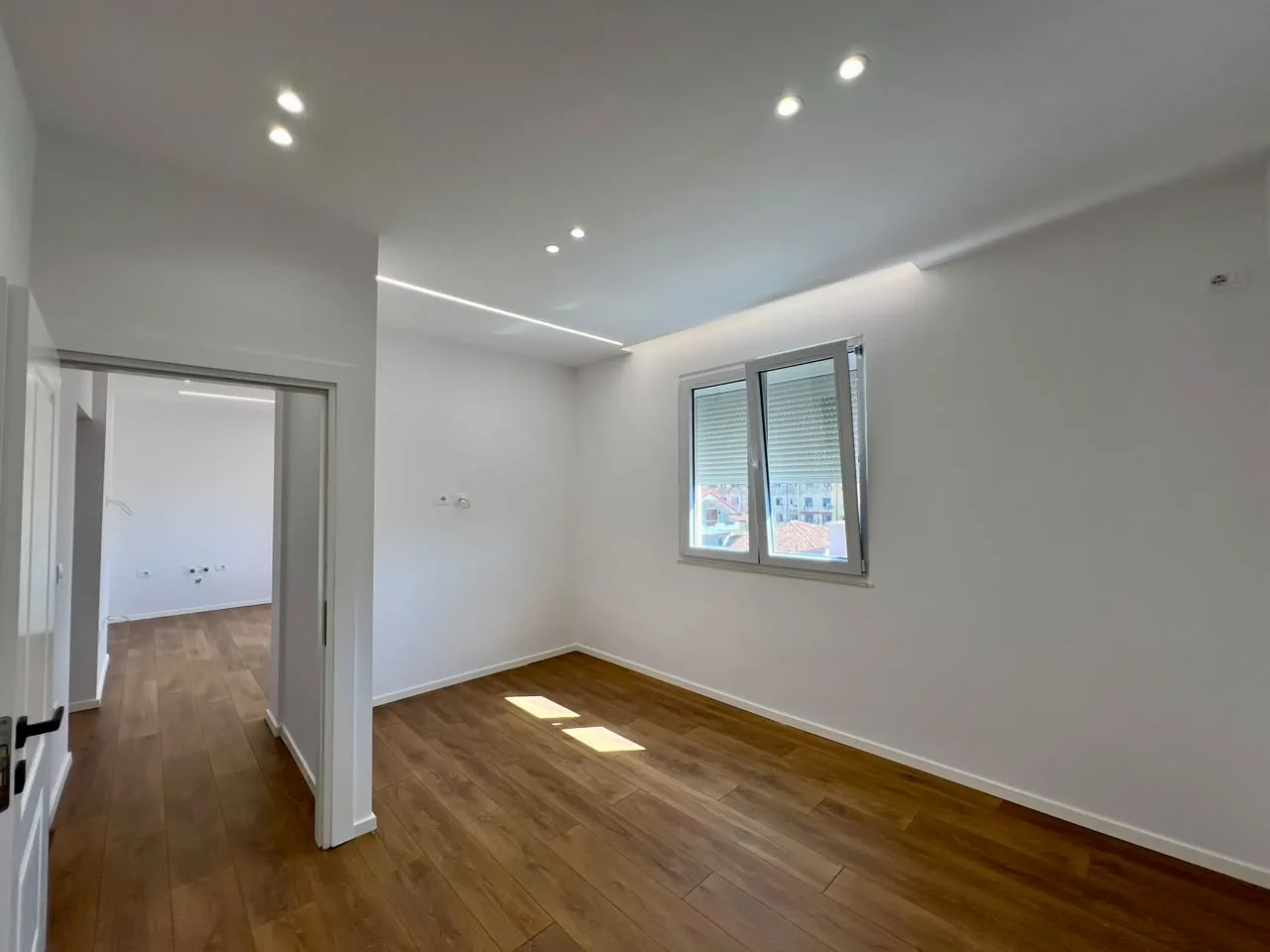 Shitet, Apartament 2+1 rruga ”4 Dëshmorët”, Tiranë.