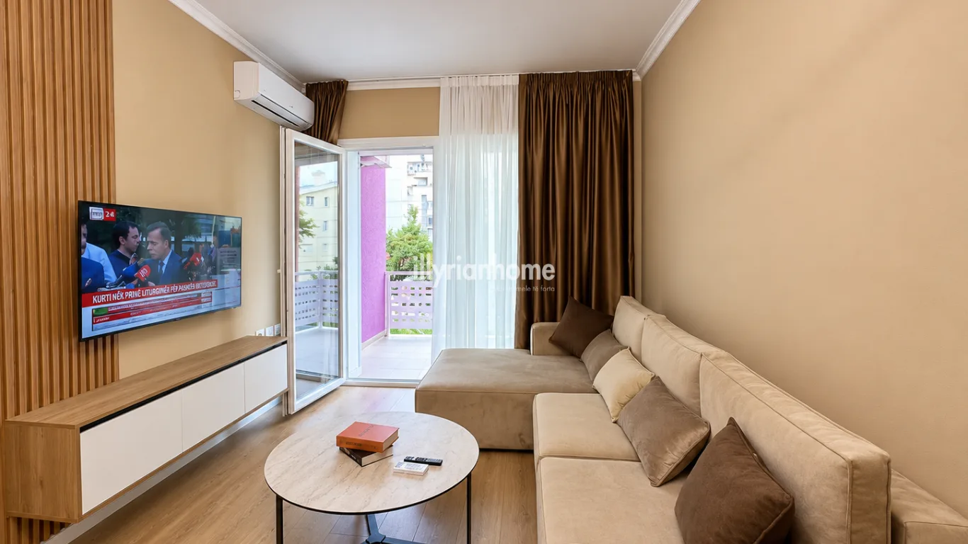 JEPET ME QIRA | APARTAMENT 2+1 + GARAZH | PRANË XHAMISË SË SELITËS- I Restauruar dhe i Mobiluar - Image 1
