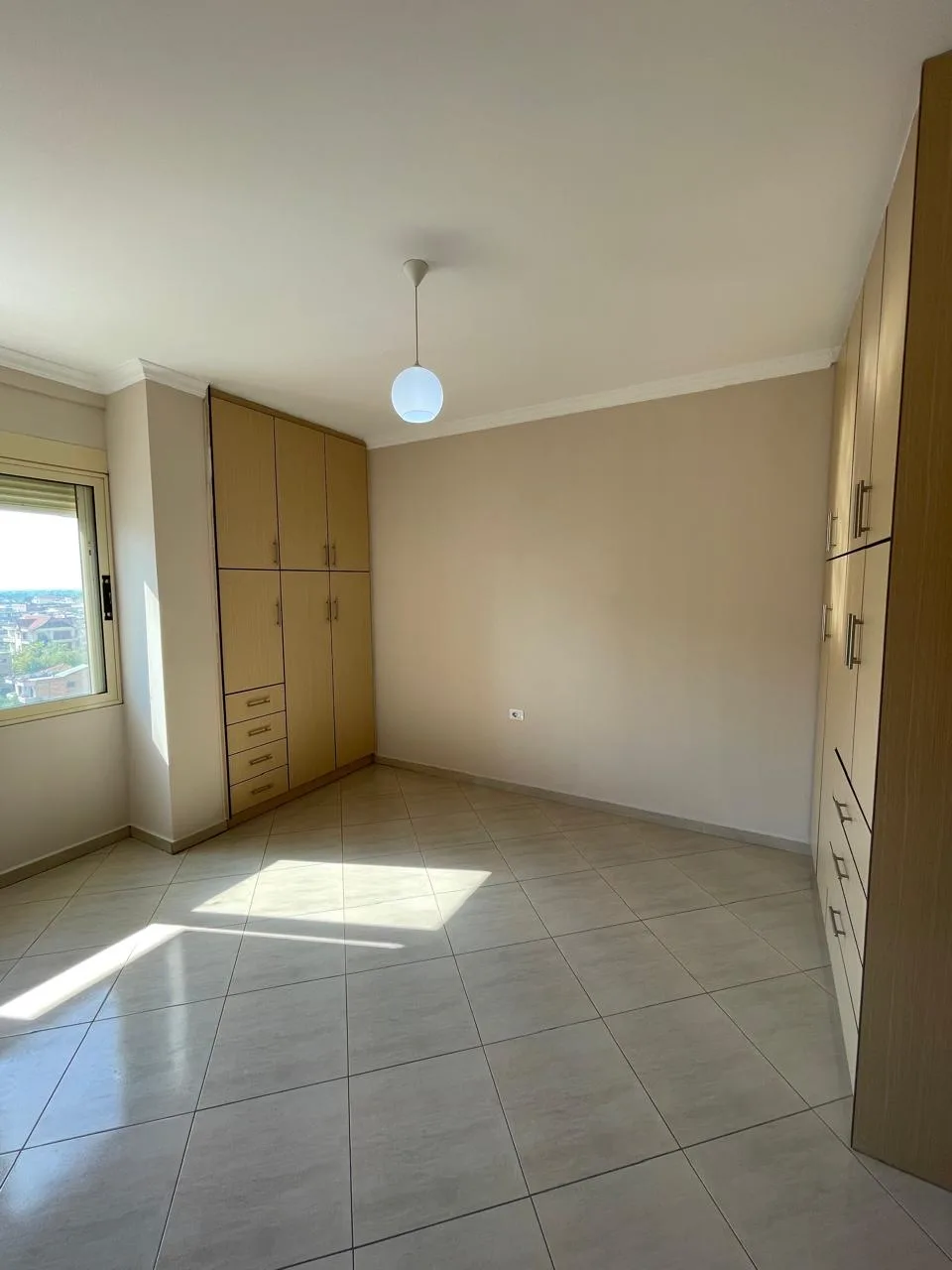 For sale, 2+1+2 apartment with 2 bathrooms, near Loni Papuciu Stadium, Fier. - Image 3