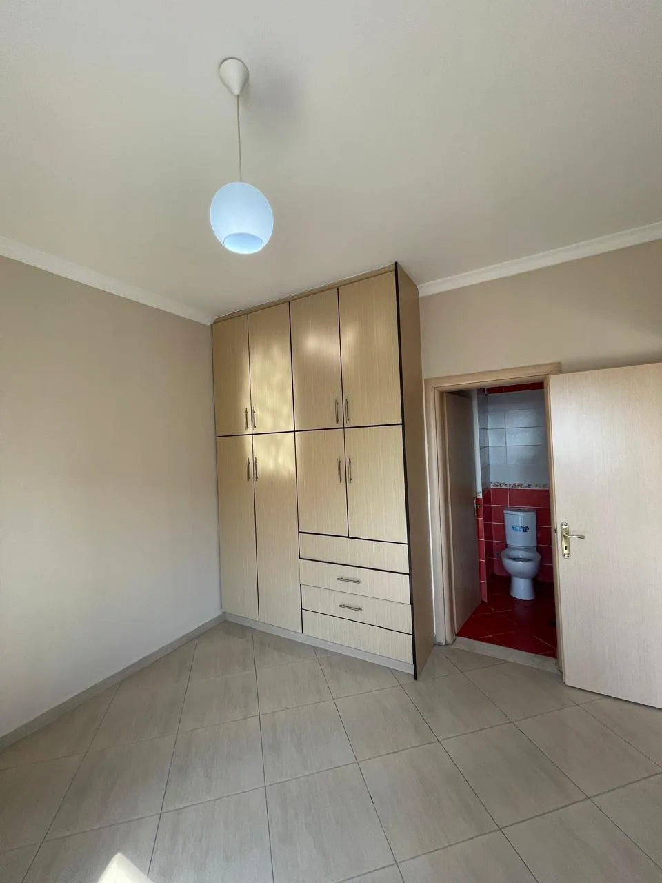 For sale, 2+1+2 apartment with 2 bathrooms, near Loni Papuciu Stadium, Fier. - Image 4