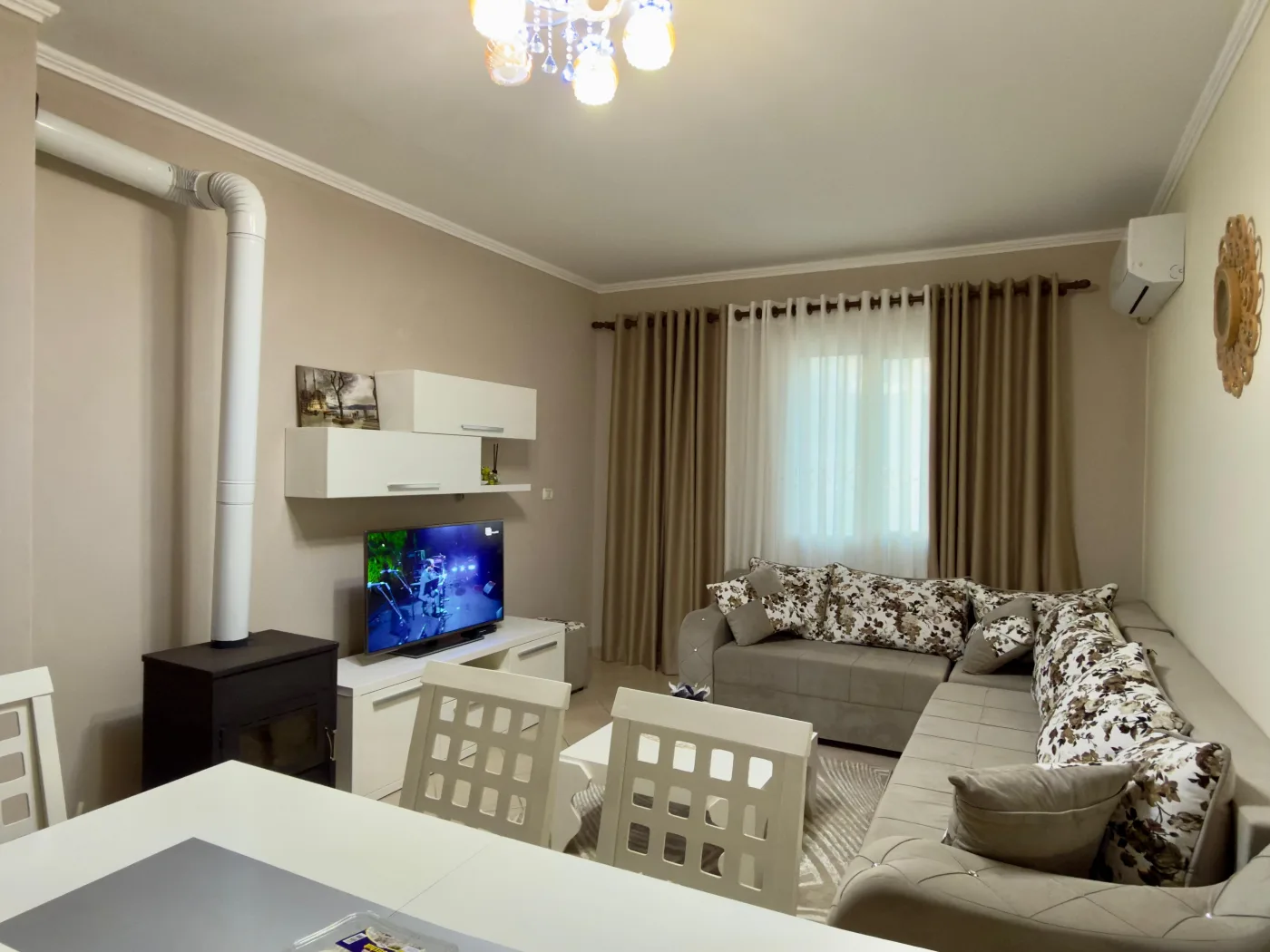 For rent Furnished 1+1 Apartment, located on “Shëtitoren”, opposite “Hotel 1 Maji”, Pogradec. 6