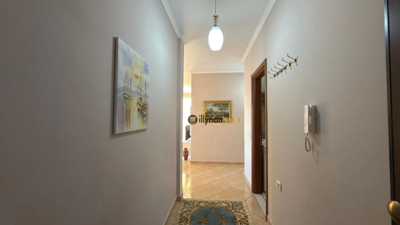1+1 apartment with a large veranda near Pazar i Ri - Image 4