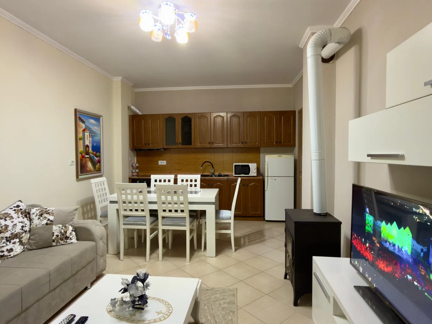 For rent Furnished 1+1 Apartment, located on “Shëtitoren”, opposite “Hotel 1 Maji”, Pogradec. 8