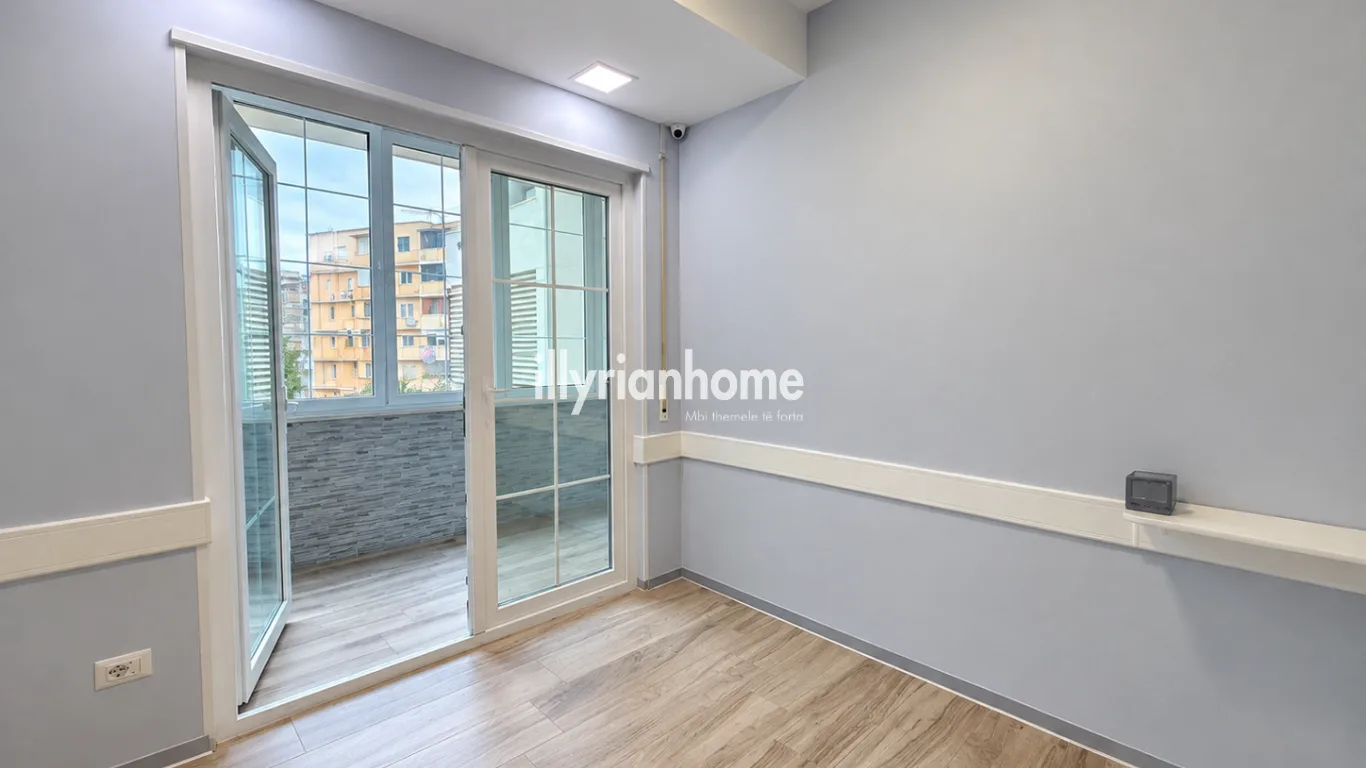 EKSKLUZIVE | JEPET ME QIRA AMBIENT ZYRE MODERN – PËRBALLË MATERNITETIT TË RI “KOÇO GLOZHENI”, TIRANË - Image 4