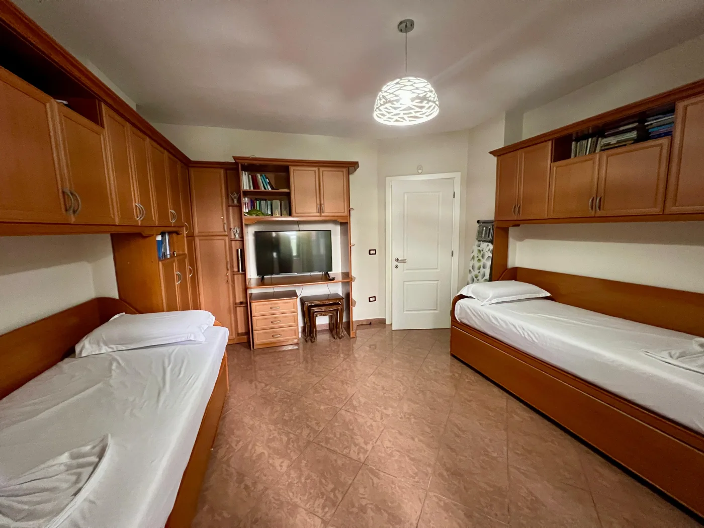 For rent, 2+1+2 apartment with 2 bathrooms, Rruga e Kavajës, Tirana. 7