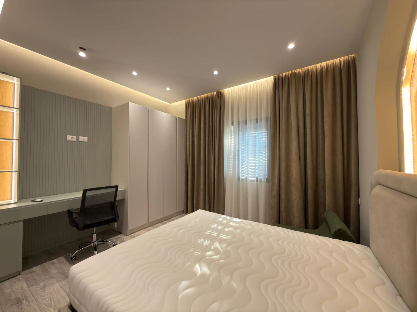 Vermieten Super Luxury 3-Story Villa + Dachboden mit Pool, Fitnessraum, Private Yard und Parkplatz für 6 Autos an diesem See, Tirana. 7