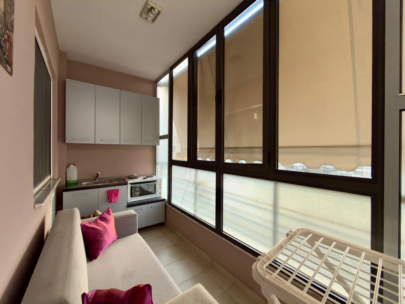 For rent Furnished 1+1 Apartment, located on “Shëtitoren”, opposite “Hotel 1 Maji”, Pogradec. 5