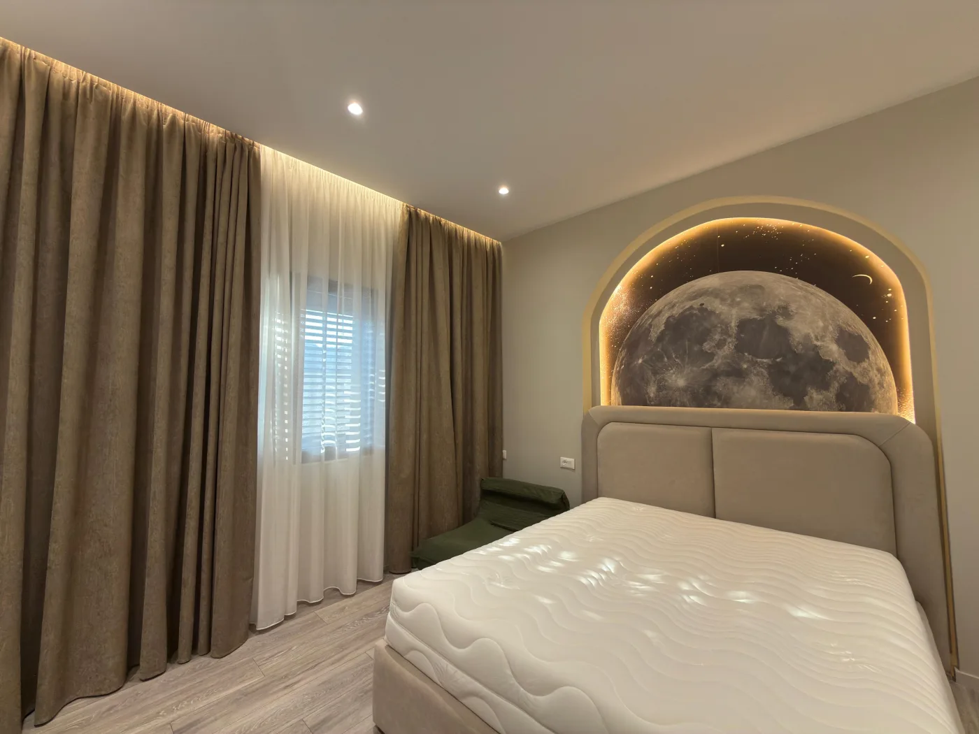 Vermieten Super Luxury 3-Story Villa + Dachboden mit Pool, Fitnessraum, Private Yard und Parkplatz für 6 Autos an diesem See, Tirana. 8