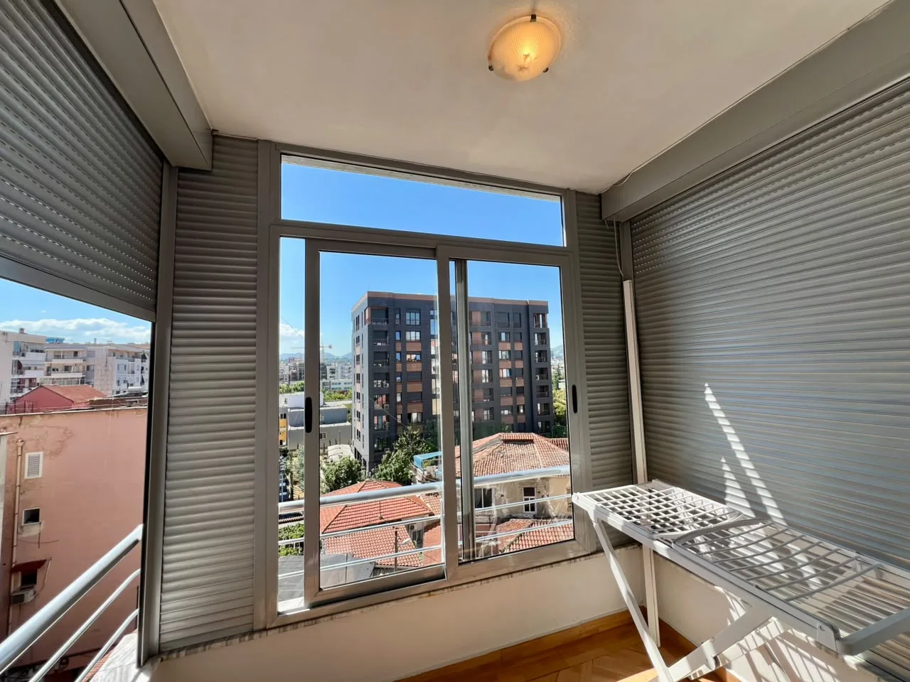 For rent, 2+1+2 apartment with 2 bathrooms, “Pazari i Ri”, Tirana. 12