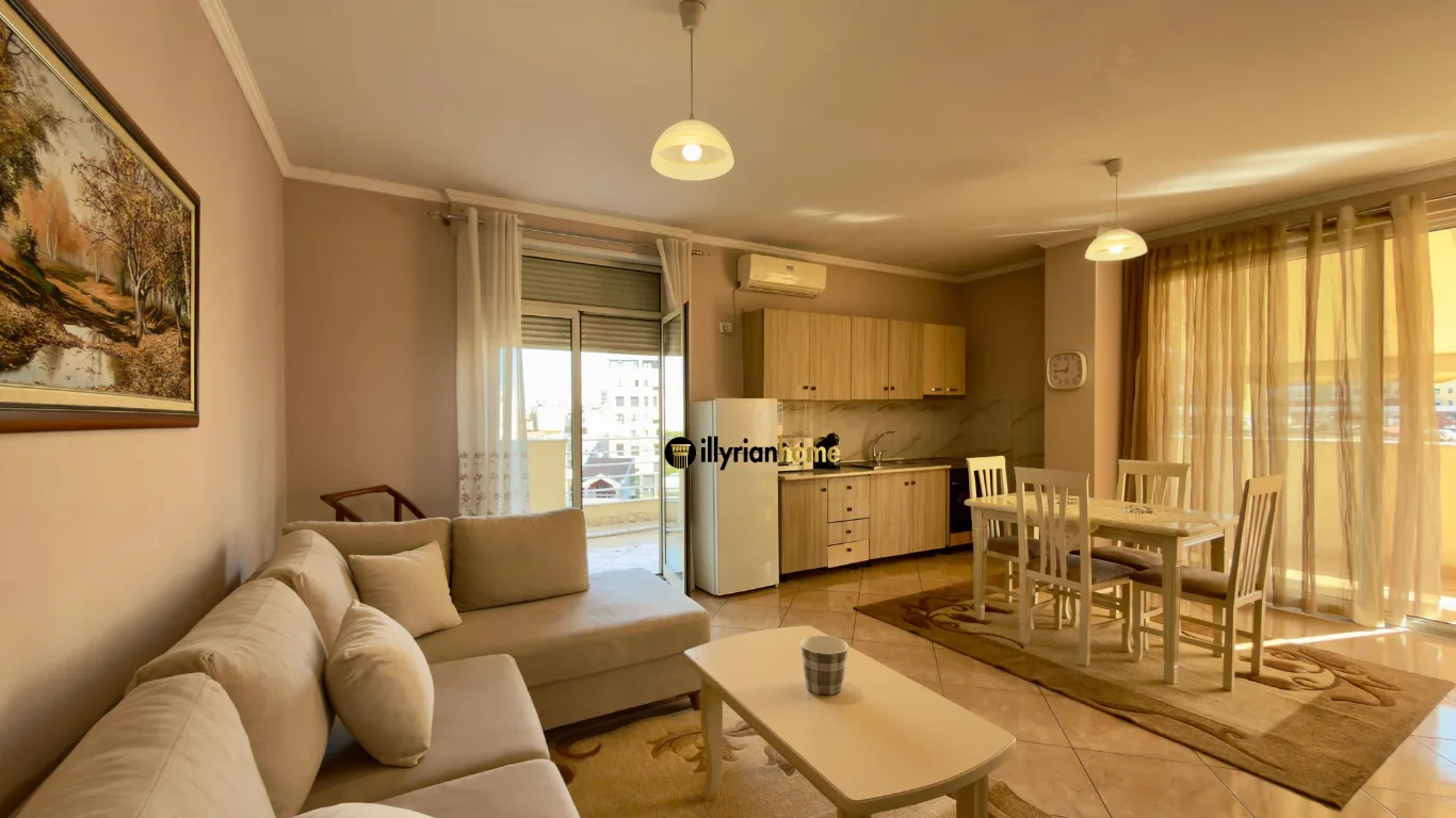 Wohnung 1+1 mit großer Veranda in der Nähe des Pazar i Ri
