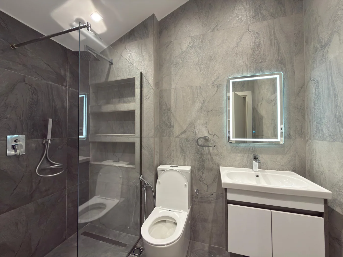 Vermieten Super Luxury 3-Story Villa + Dachboden mit Pool, Fitnessraum, Private Yard und Parkplatz für 6 Autos an diesem See, Tirana. 15
