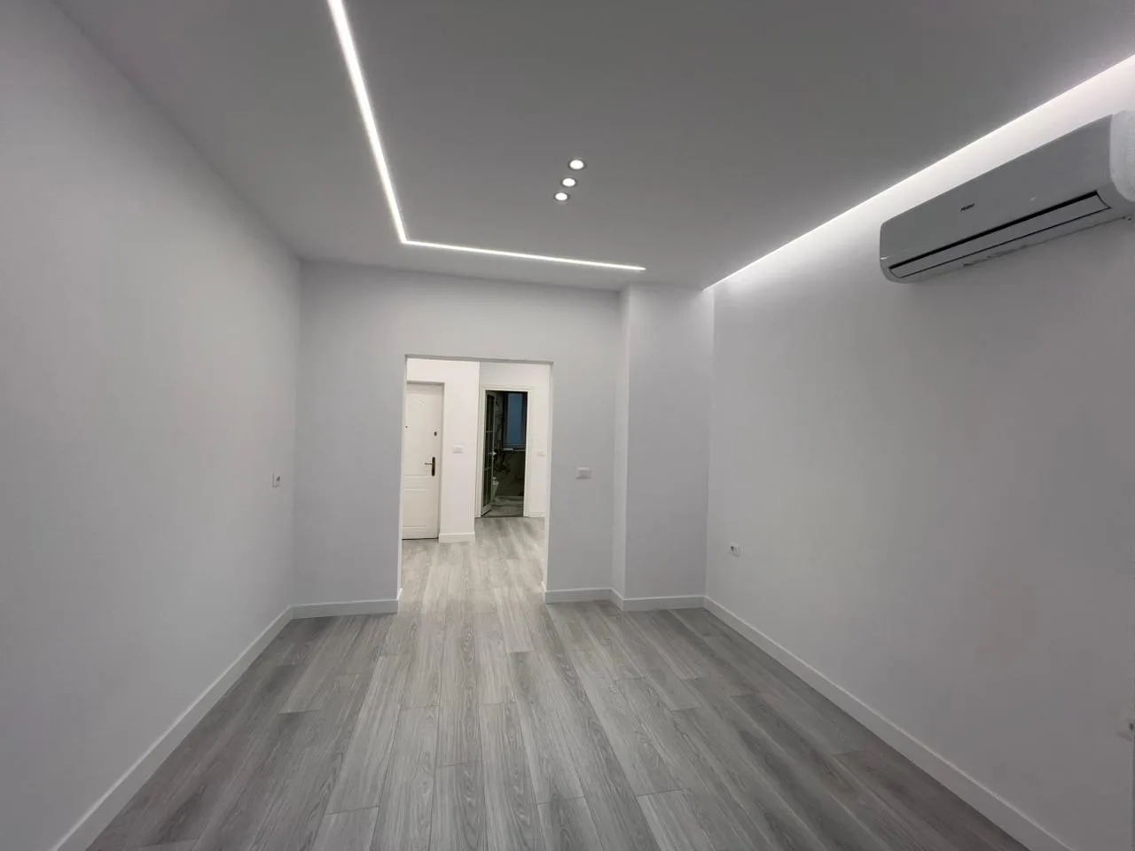 Jepet me Qira Ambient Biznesi në Rrugën e Barrikadave, vetëm 5 minuta në këmbë nga “Sheshi Skënderbej”, Tiranë. - Image 4