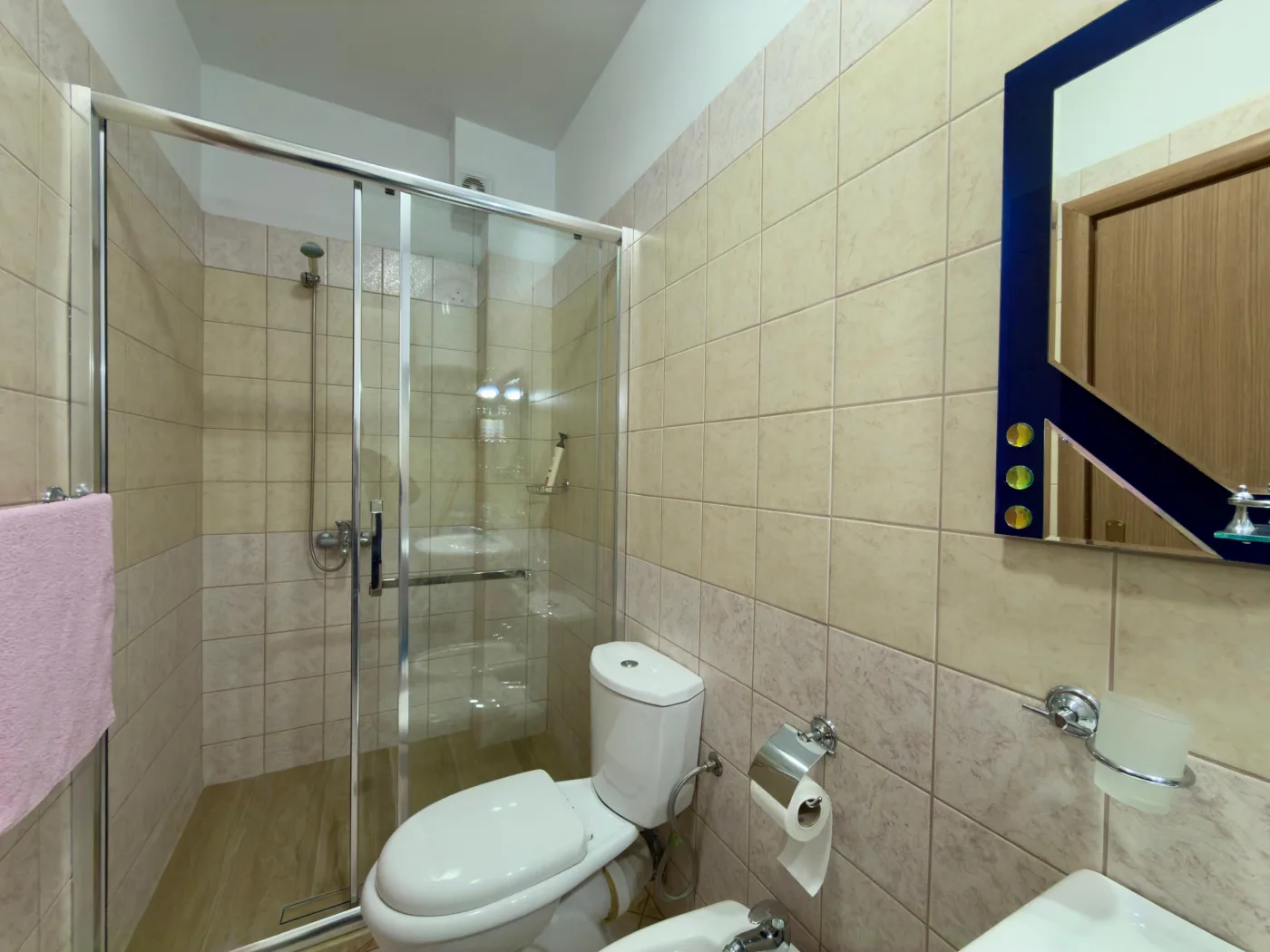 For rent Furnished 1+1 Apartment, located on “Shëtitoren”, opposite “Hotel 1 Maji”, Pogradec. 4