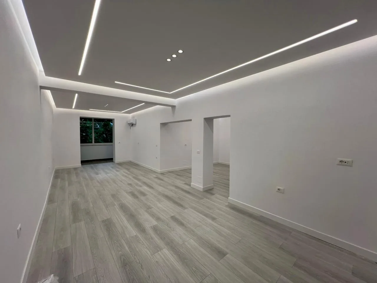 Jepet me Qira Ambient Biznesi në Rrugën e Barrikadave, vetëm 5 minuta në këmbë nga “Sheshi Skënderbej”, Tiranë.