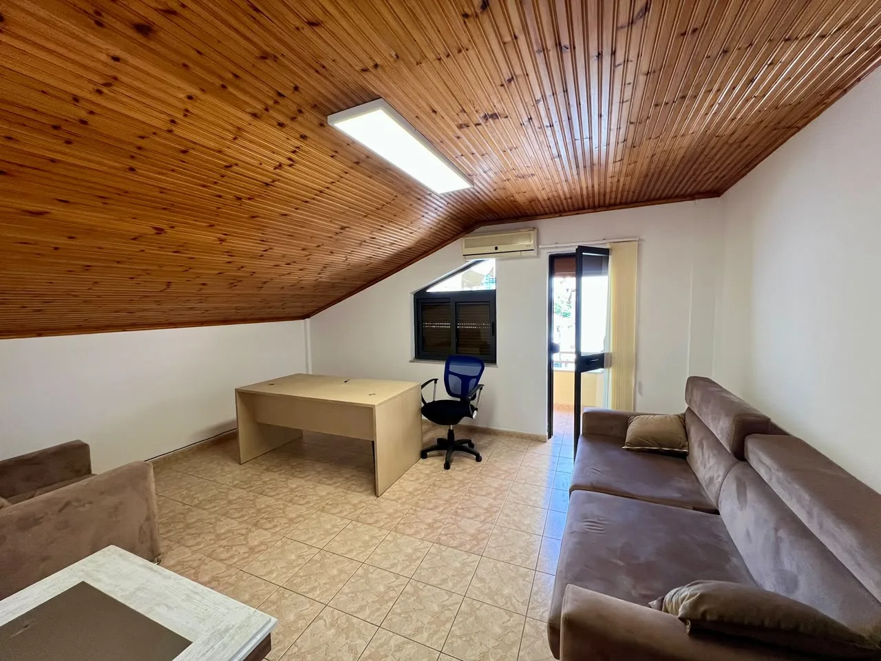 For rent, Papafingo 3+1+Verandah, “Pazari i Ri”, Tirana. 4