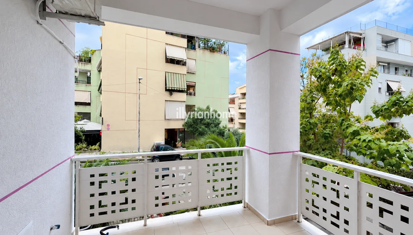 JEPET ME QIRA | APARTAMENT 2+1 + GARAZH | PRANË XHAMISË SË SELITËS- I Restauruar dhe i Mobiluar - Image 2