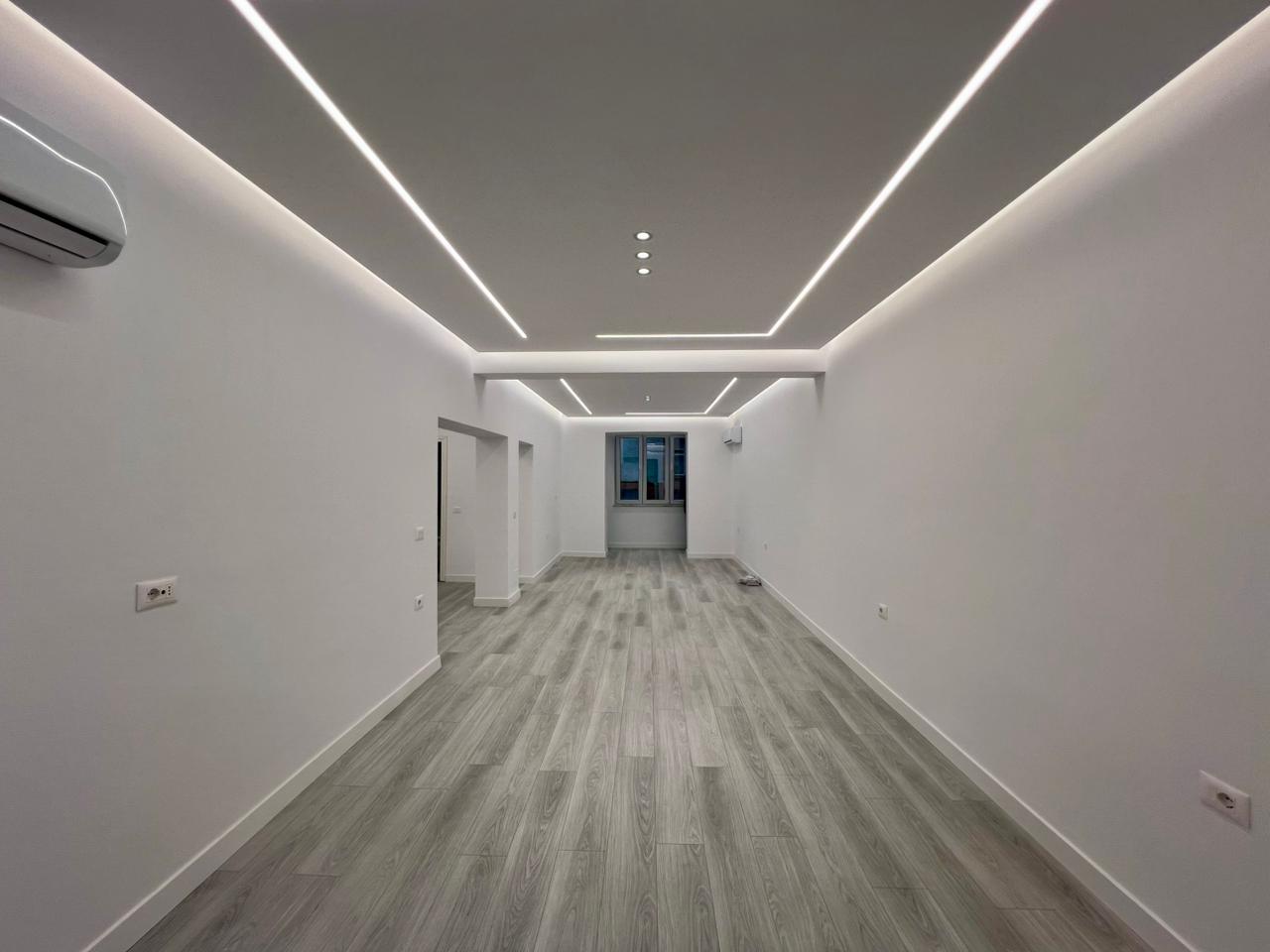 For Rent Business Premises on Barrikadave Street, just a 5-minute walk from Skanderbeg Square, Tirana. 6
