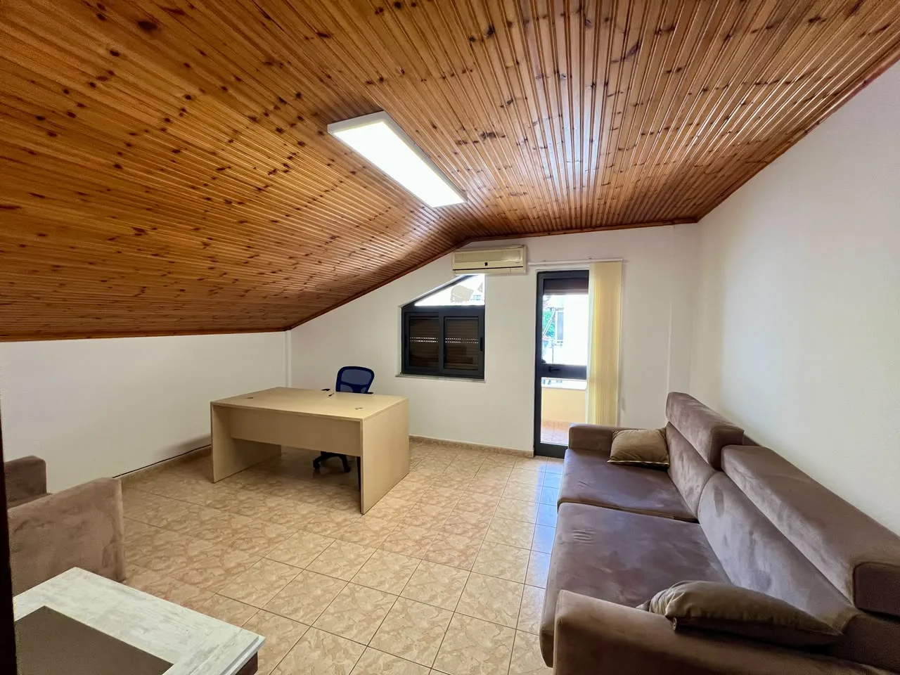 For rent, Papafingo 3+1+Verandah, “Pazari i Ri”, Tirana. 6