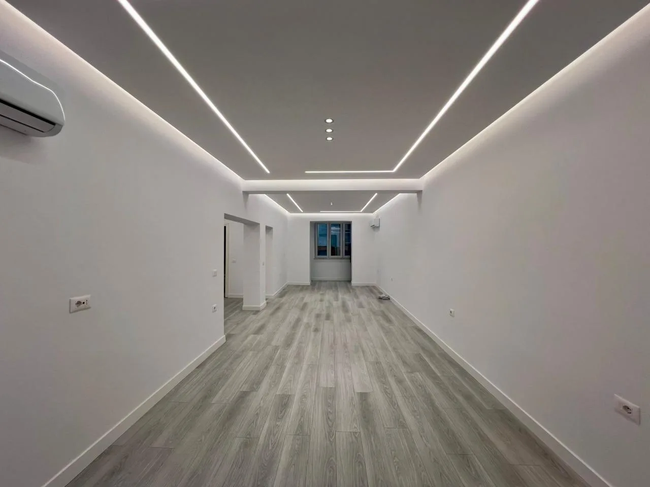 Jepet me Qira Ambient Biznesi në Rrugën e Barrikadave, vetëm 5 minuta në këmbë nga “Sheshi Skënderbej”, Tiranë. - Image 6