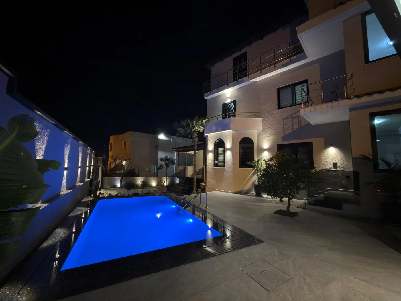 Vermieten Super Luxury 3-Story Villa + Dachboden mit Pool, Fitnessraum, Private Yard und Parkplatz für 6 Autos an diesem See, Tirana. 2