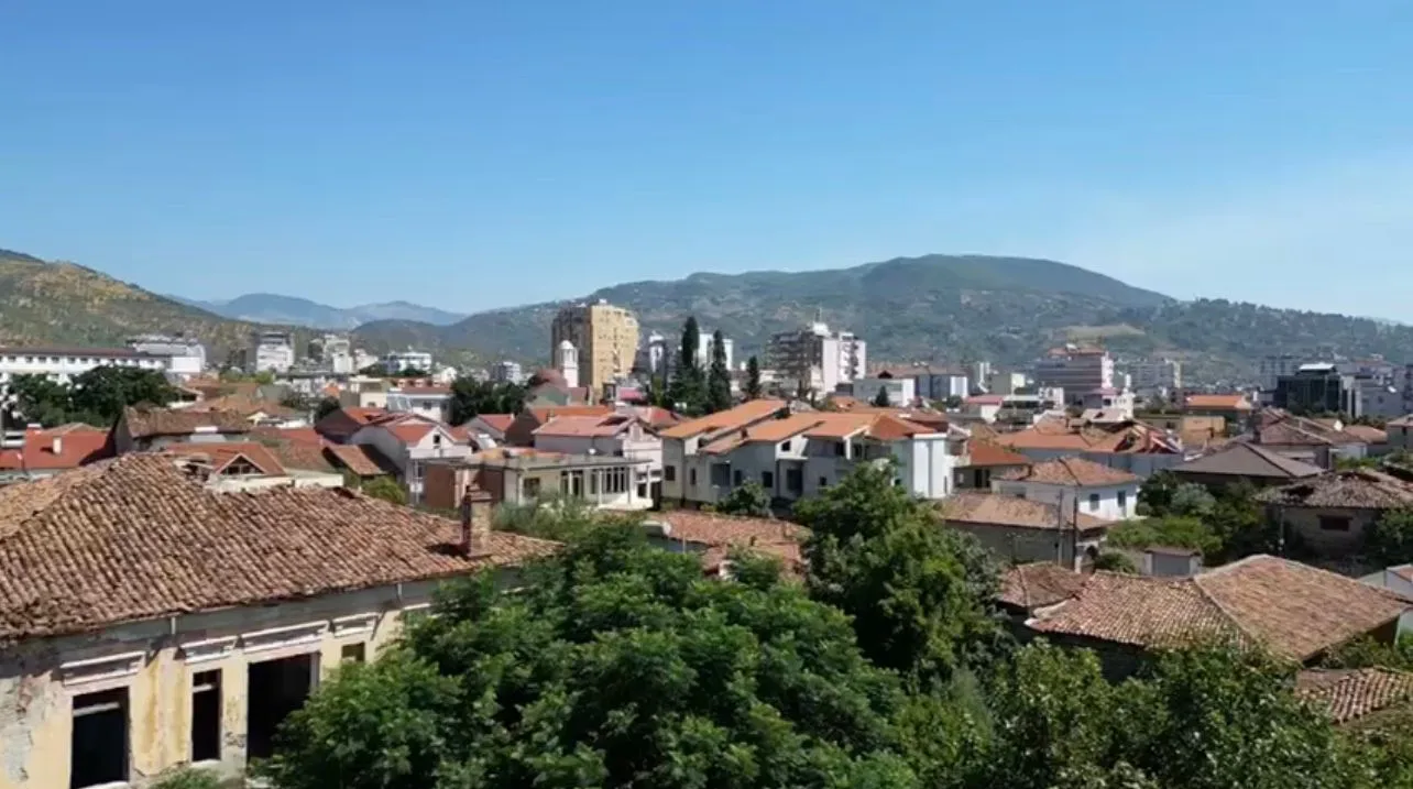 2 exklusive Gebäude zum Verkauf von IllyrianHome im historischen Viertel Elbasan - Image 2