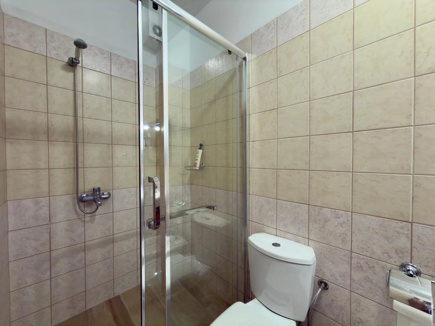 For rent Furnished 1+1 Apartment, located on “Shëtitoren”, opposite “Hotel 1 Maji”, Pogradec. 11