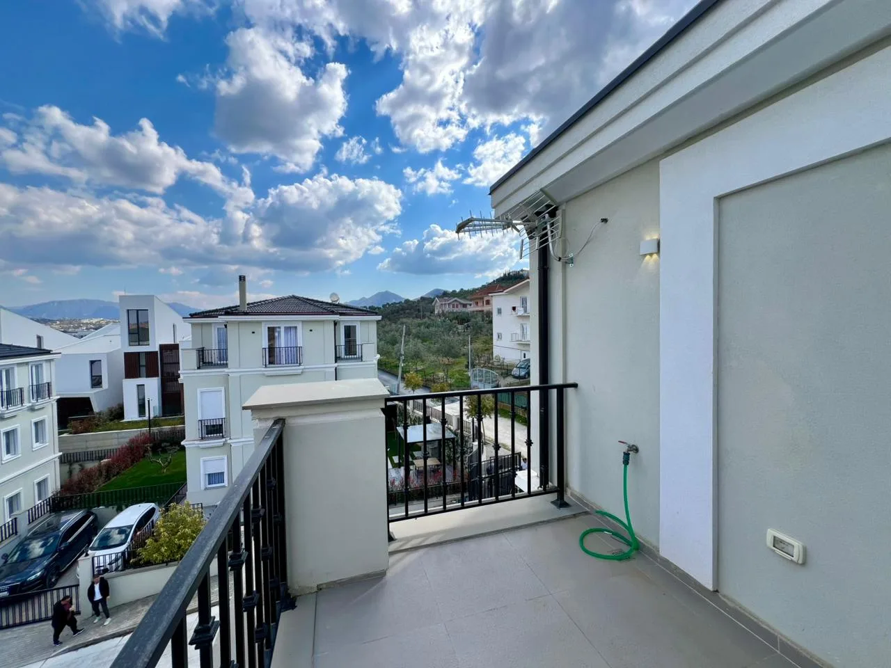 Zur Miete, 3-stöckige Villa "Mjull Bathore", Tirana - Image 3