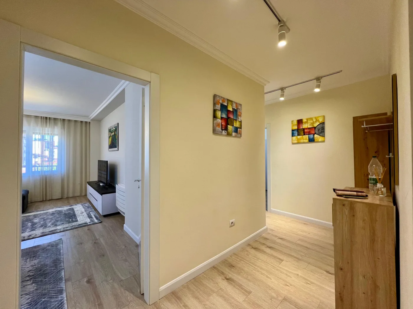 Zu vermieten: 2+1+3-Wohnung mit 3 Bädern, Pazari i Ri, Tirana 2