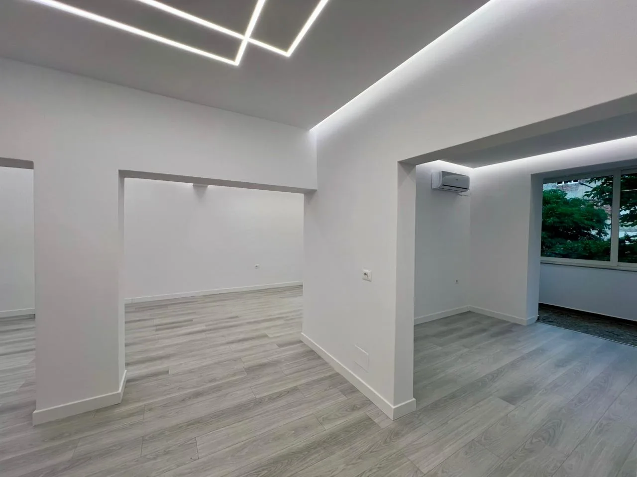 Jepet me Qira Ambient Biznesi në Rrugën e Barrikadave, vetëm 5 minuta në këmbë nga “Sheshi Skënderbej”, Tiranë. - Image 7