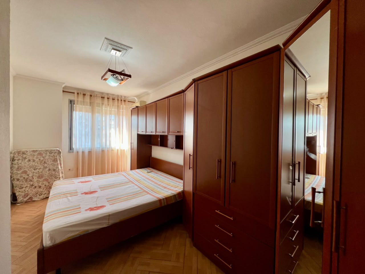 In affitto, appartamento 2+1+2 con 2 bagni, “Pazari i Ri”, Tirana.