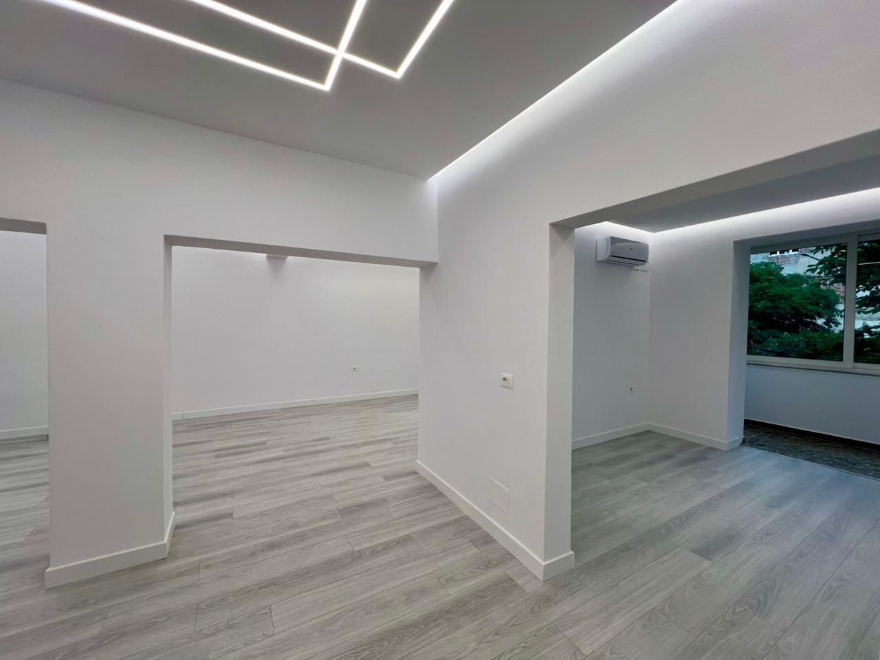 For Rent Business Premises on Barrikadave Street, just a 5-minute walk from Skanderbeg Square, Tirana. 7