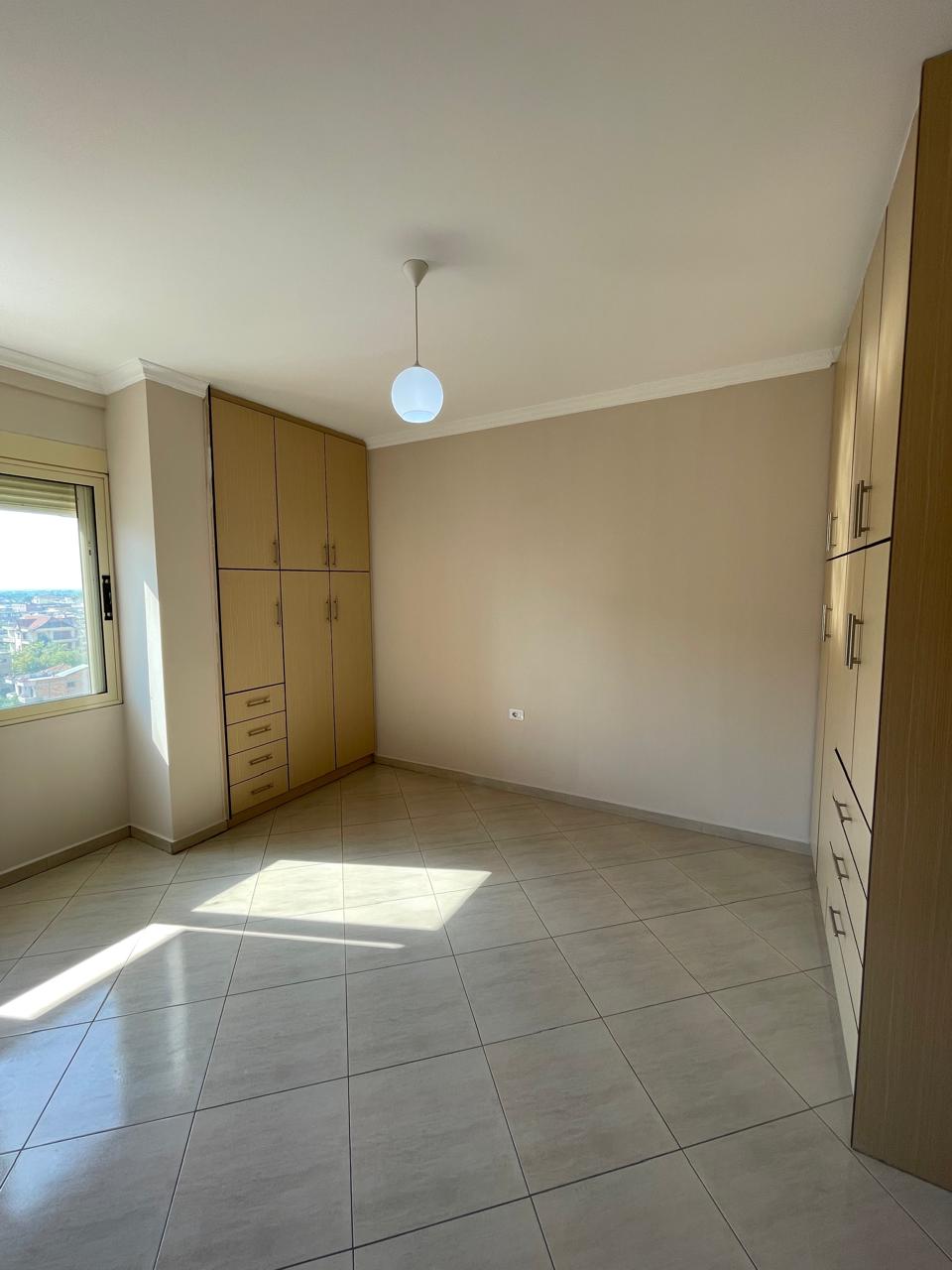 For sale, 2+1+2 apartment with 2 bathrooms, near Loni Papuciu Stadium, Fier. 3