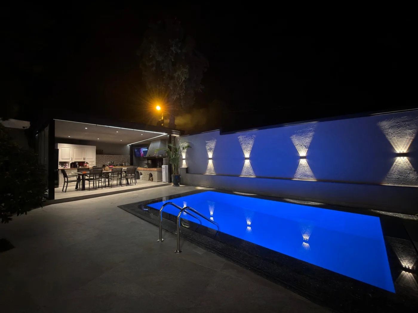 In vendita: Villa ultra-lussuosa su 3 piani con terrazza panoramica, piscina, palestra, cortile privato e parcheggio per 6 auto a Liqeni i Thatë, Tirana. - Image 2