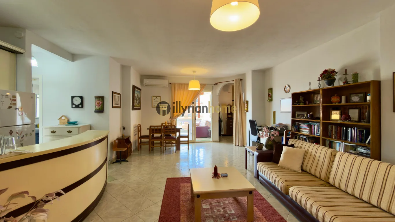PËR SHITJE | APARTAMENT 2+1+2 TUALETE + 2 BALLKONE | RRUGA “4 DËSHMORËT”TIRANË - Image 1