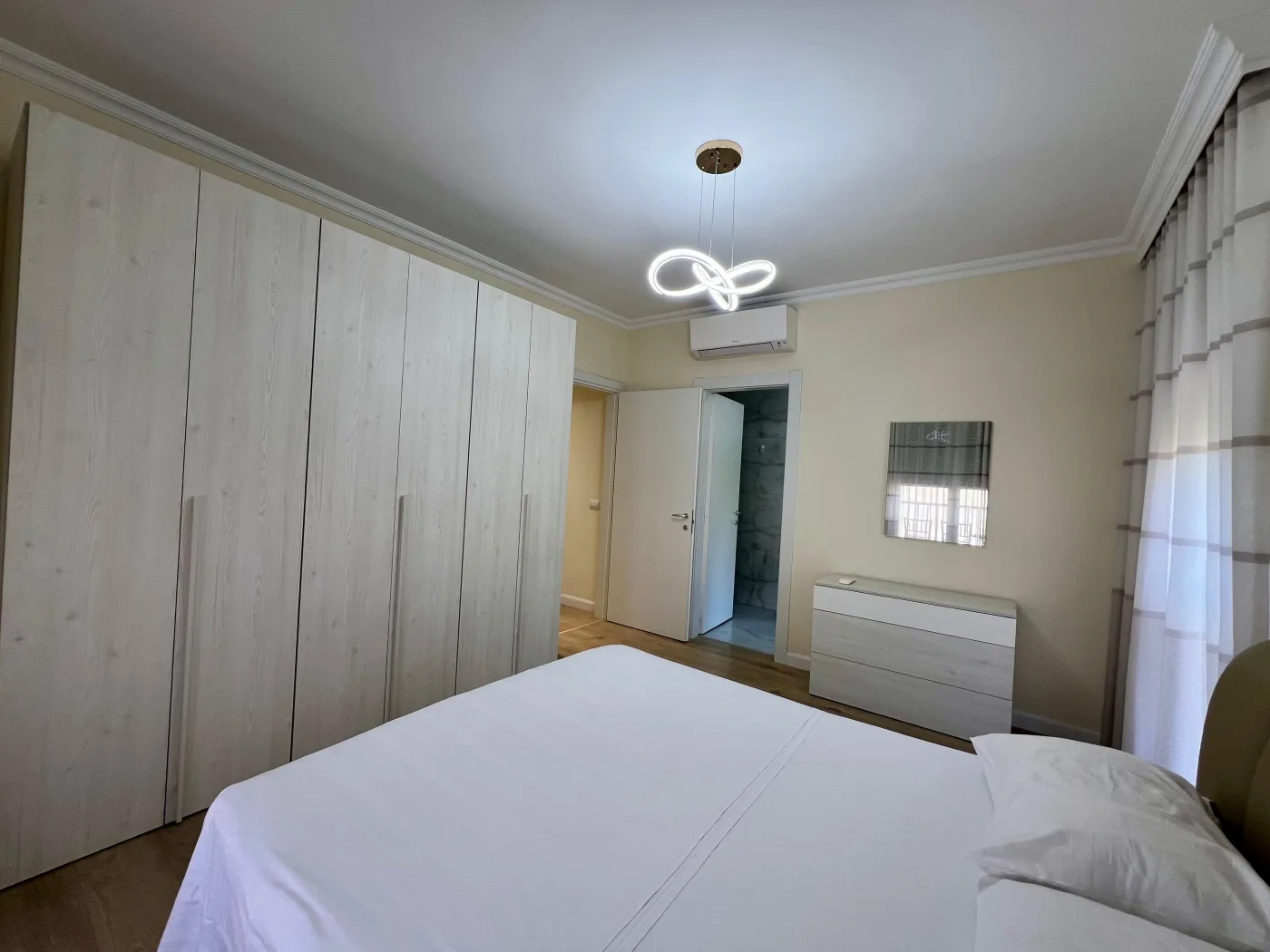 Zu vermieten: 2+1+3-Wohnung mit 3 Bädern, Pazari i Ri, Tirana 4