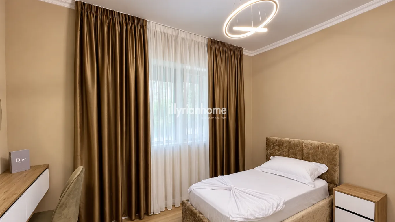 JEPET ME QIRA | APARTAMENT 2+1 + GARAZH | PRANË XHAMISË SË SELITËS- I Restauruar dhe i Mobiluar - Image 4