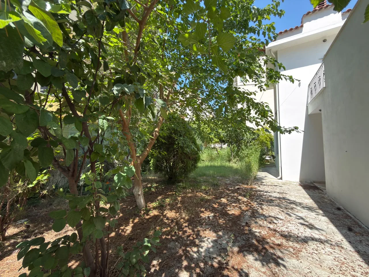 Villa exclusiva de dos plantas en venta en Bregdet con jardín privado — una inversión excepcional en Shkëmbi de Kavajë 2