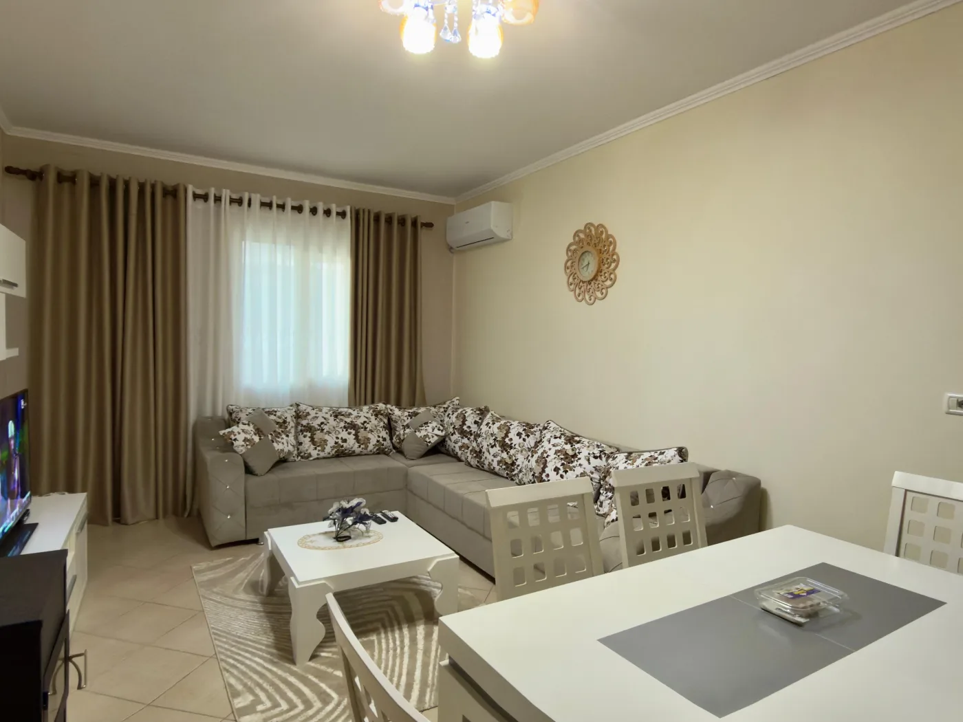 For rent Furnished 1+1 Apartment, located on “Shëtitoren”, opposite “Hotel 1 Maji”, Pogradec. 2