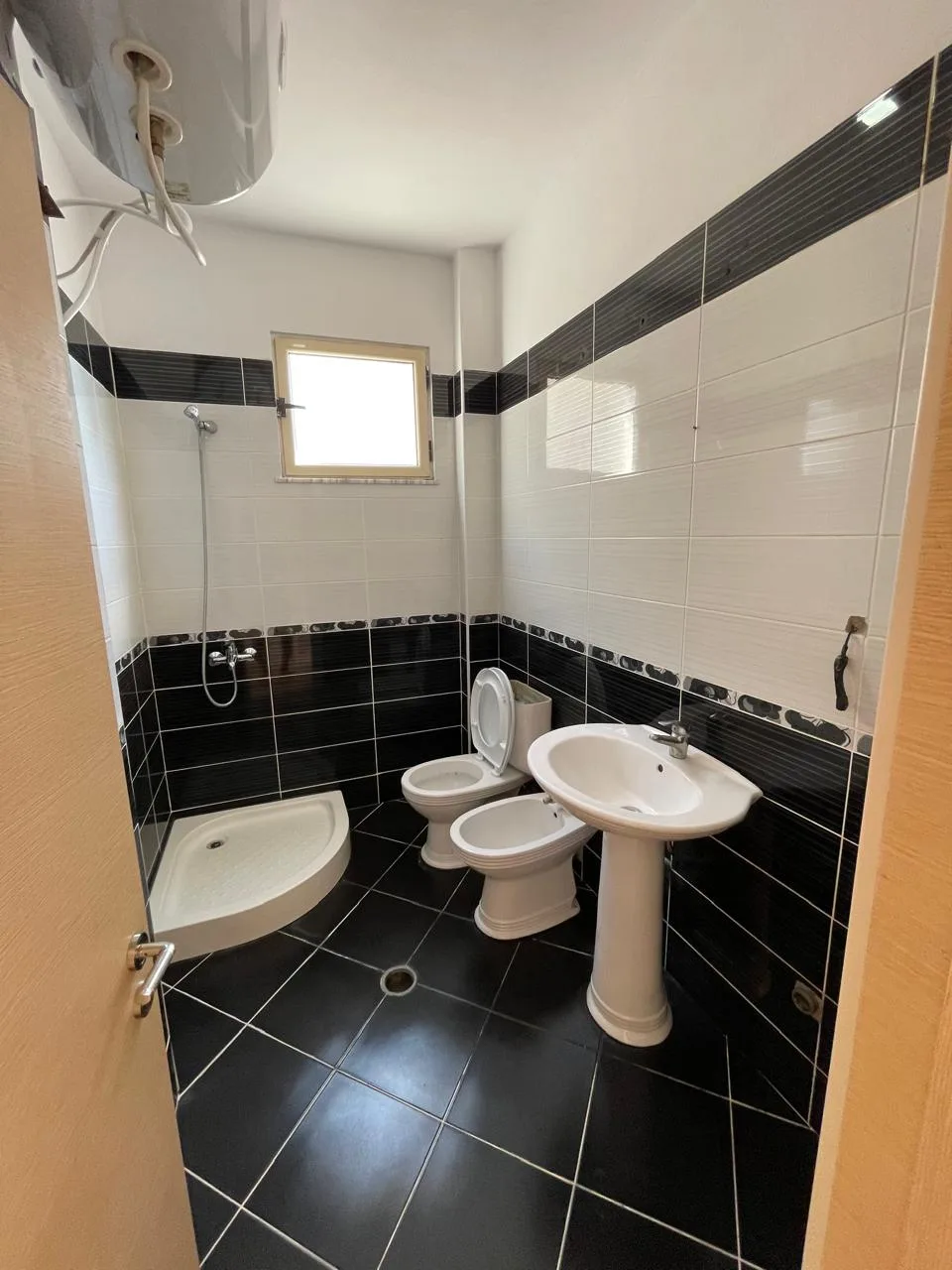 For sale, 2+1+2 apartment with 2 bathrooms, near Loni Papuciu Stadium, Fier. - Image 8