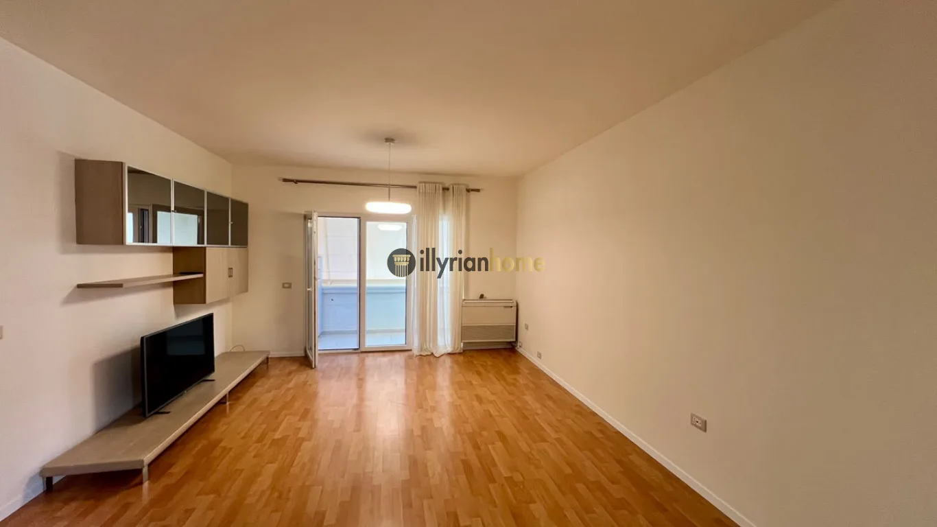 Affitto | Appartamento 2+1+2 con balcone | Vicino al Liceo Artistico, Tirana