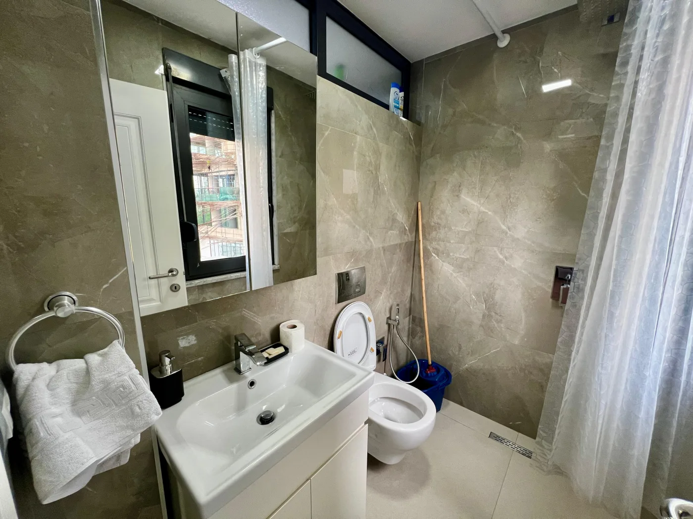 For rent, 2+1+2 apartment with 2 bathrooms, Rruga e Kavajës, Tirana. 9