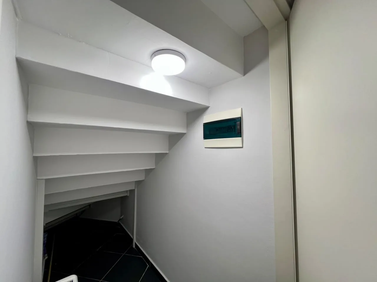 Shitet Duplex Luksoz, Gati për Banim ose Airbnb, pranë Liqenit të Thatë - Image 12