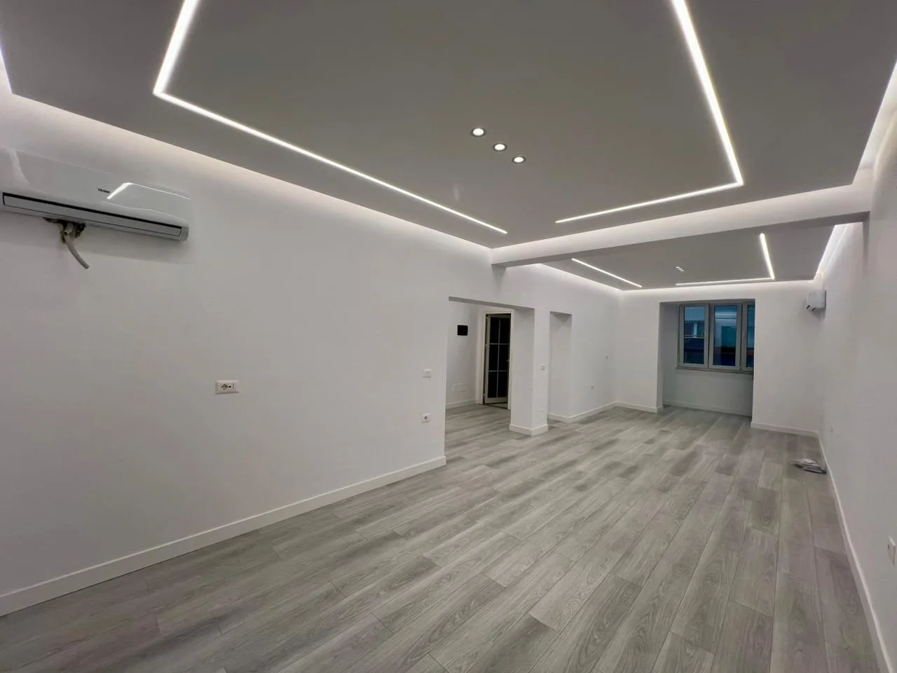 Jepet me Qira Ambient Biznesi në Rrugën e Barrikadave, vetëm 5 minuta në këmbë nga “Sheshi Skënderbej”, Tiranë. - Image 5
