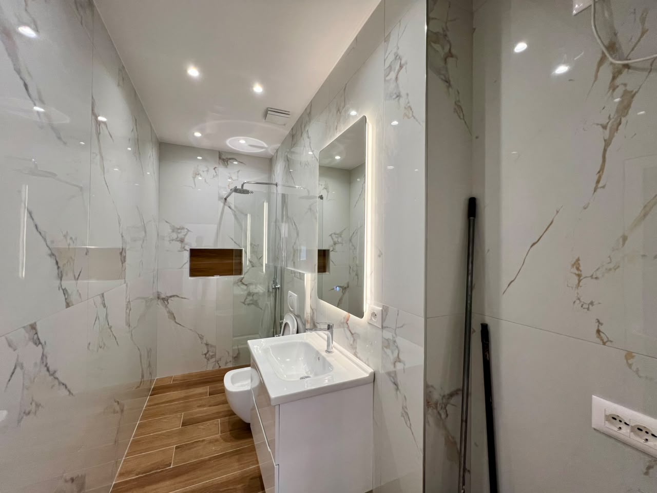 For sale, 2+1 apartment on Rruga “4 Dëshmorët”, Tiranë. 7