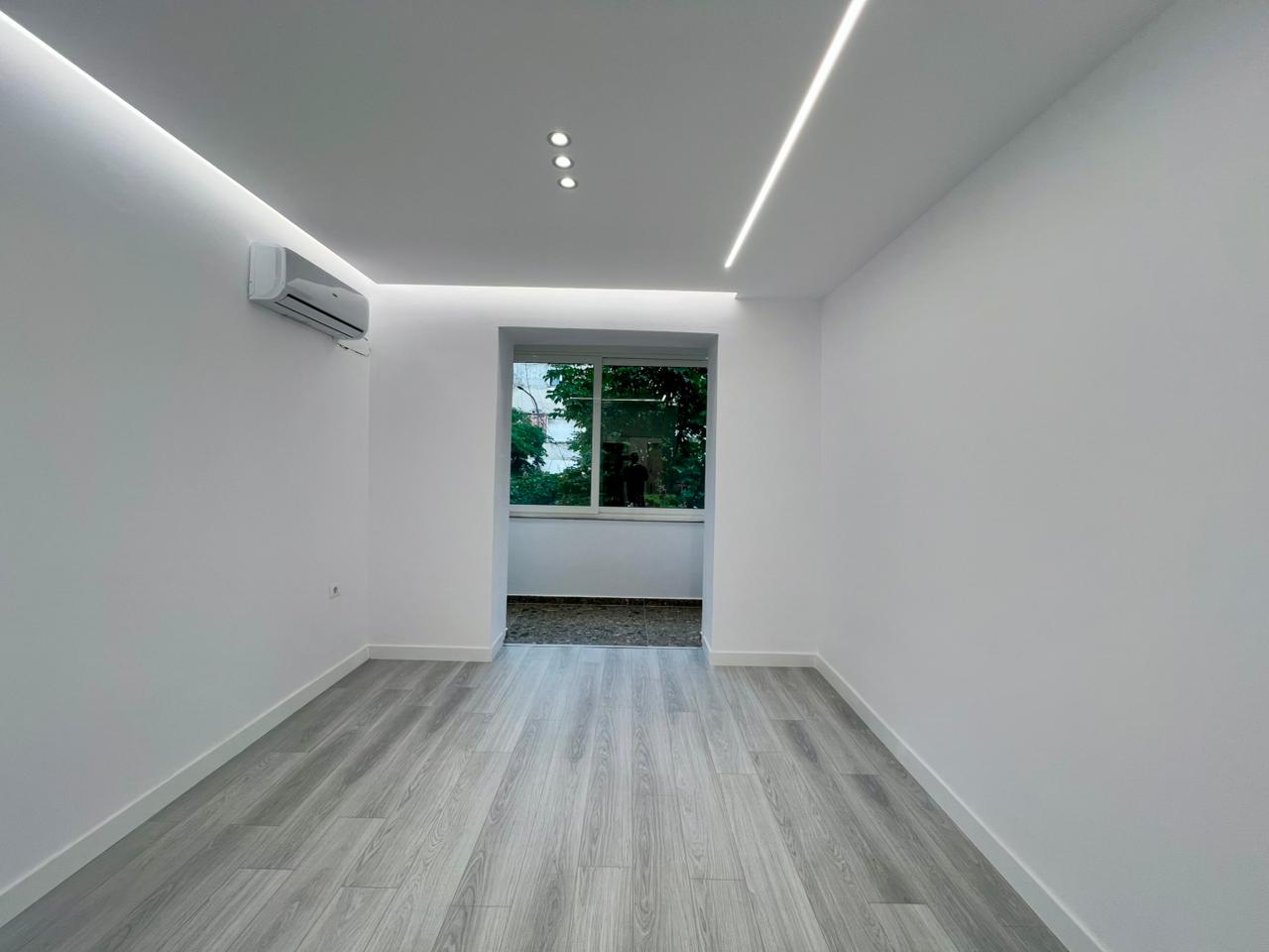For Rent Business Premises on Barrikadave Street, just a 5-minute walk from Skanderbeg Square, Tirana. 8