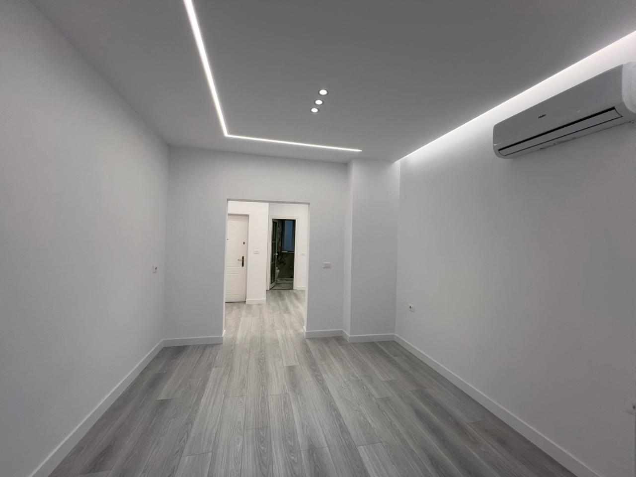 For Rent Business Premises on Barrikadave Street, just a 5-minute walk from Skanderbeg Square, Tirana. 4